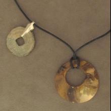 Collier avec 2 pices en bronze et nacre